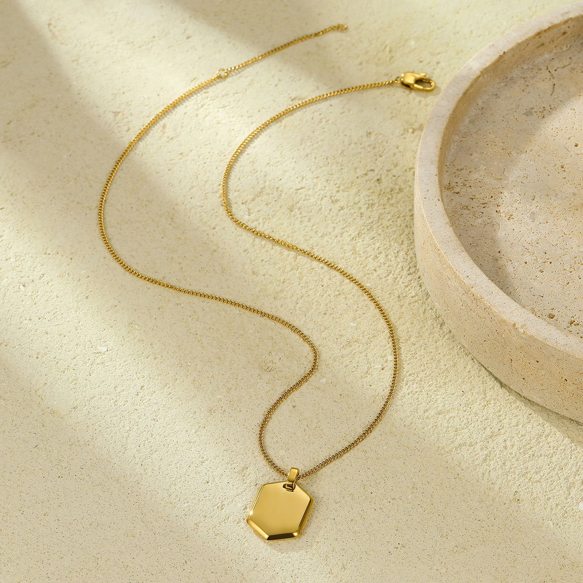 Elegante collar con colgante de acero inoxidable geométrico chapado en oro de 18 quilates para mujer
