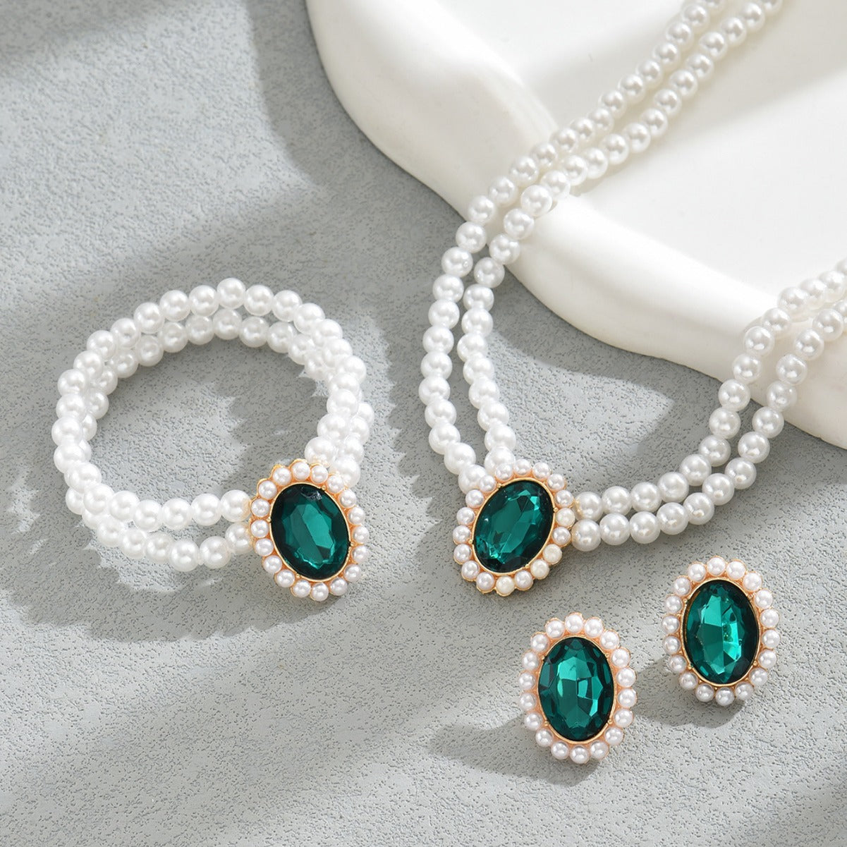 Juego de Collar y Pendientes de Cobre Geométricos Minimalistas para Mujer con Incrustaciones de Diamantes de Imitación y Cadena con Perlas