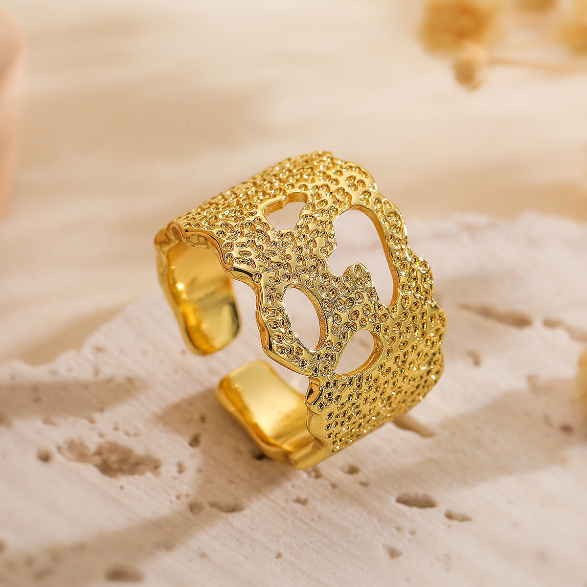 Anello da Donna Minimalista con Cuore Aperto Geometrico in Rame Placcato Oro