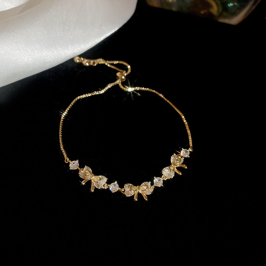 Elegante Pulsera Floral de Zirconia Chapada en Oro de Lujo para Mujer con Diseño Inspirado en Insectos y Motivo de Mariposa