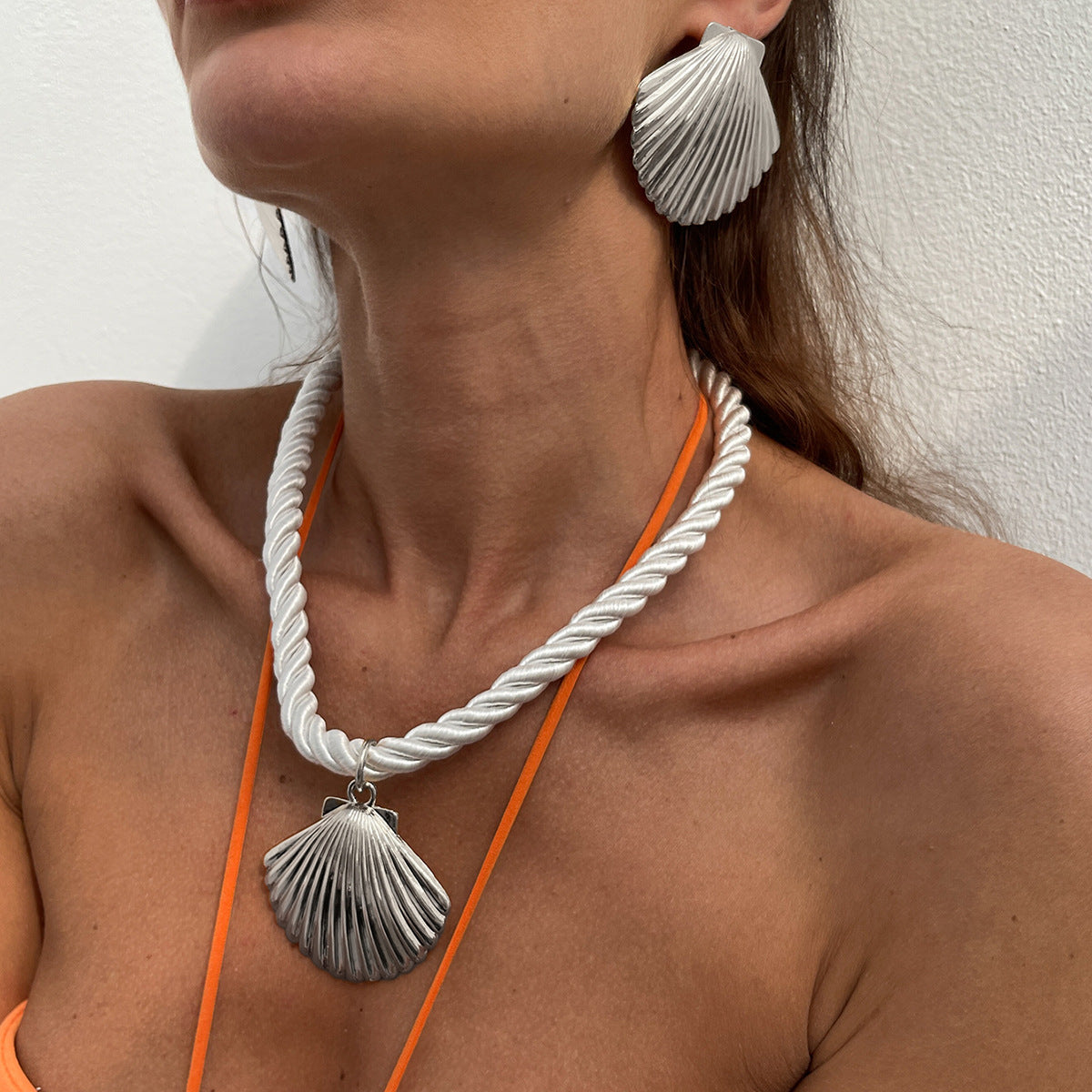 Collana corta bohémien fatta a mano con ciondolo a conchiglia grande per donna, catena in lega con finitura galvanica