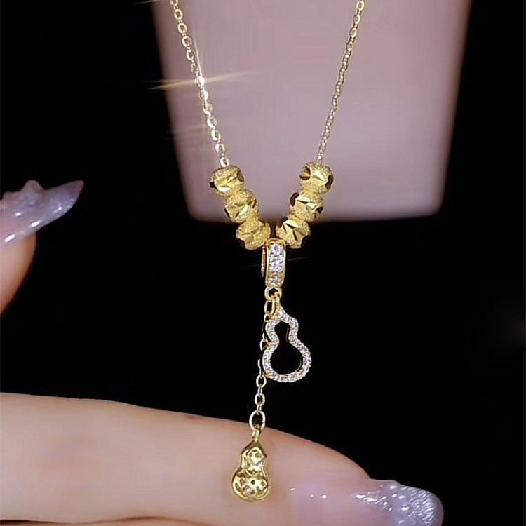Collana Minimalista in Acciaio al Titanio a Forma di Fiore con Ciondolo in Rame Placcato Oro e Dettaglio Nappa per Uomo e Donna