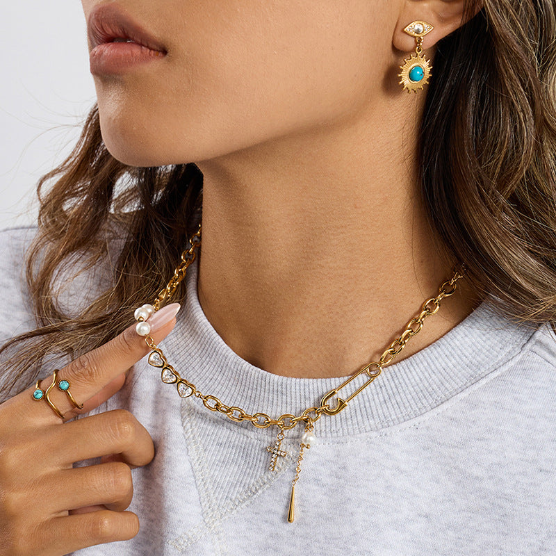 Collana con ciondolo geometrico a graffetta minimalista in acciaio inossidabile con finitura placcata per donna
