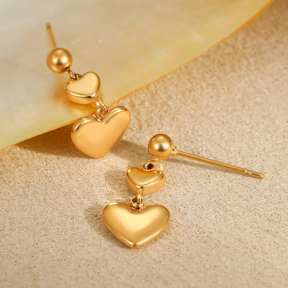 Orecchini da donna minimalisti in acciaio inossidabile lucidato a forma di cuore con placcatura in oro