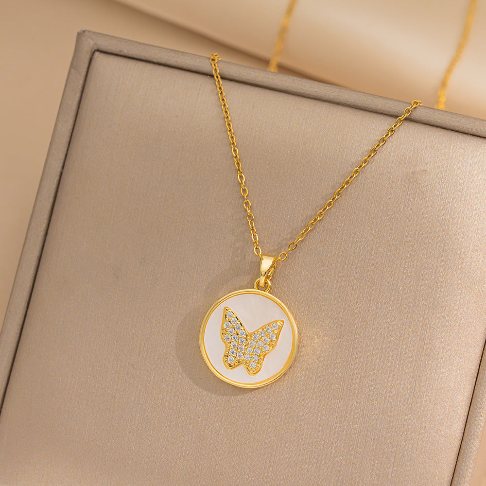 Collana con Pendente a Farfalla Minimalista in Acciaio al Titanio Placcato Oro con Zirconi Micro-Incastonati, Design a Catena Serpentina per Donne