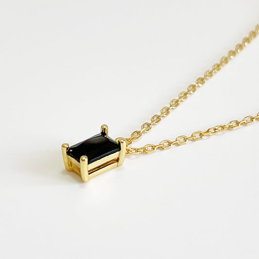 Collar corto de plata de ley 925 con diseño geométrico de rectángulo y diamantes negros