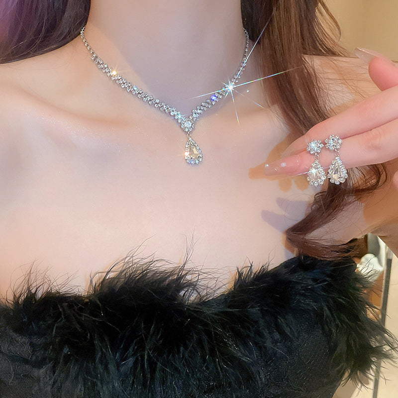 Collana con pendente a cuore a goccia in stile lusso con intarsio in strass in acciaio al titanio su catena in rame da donna