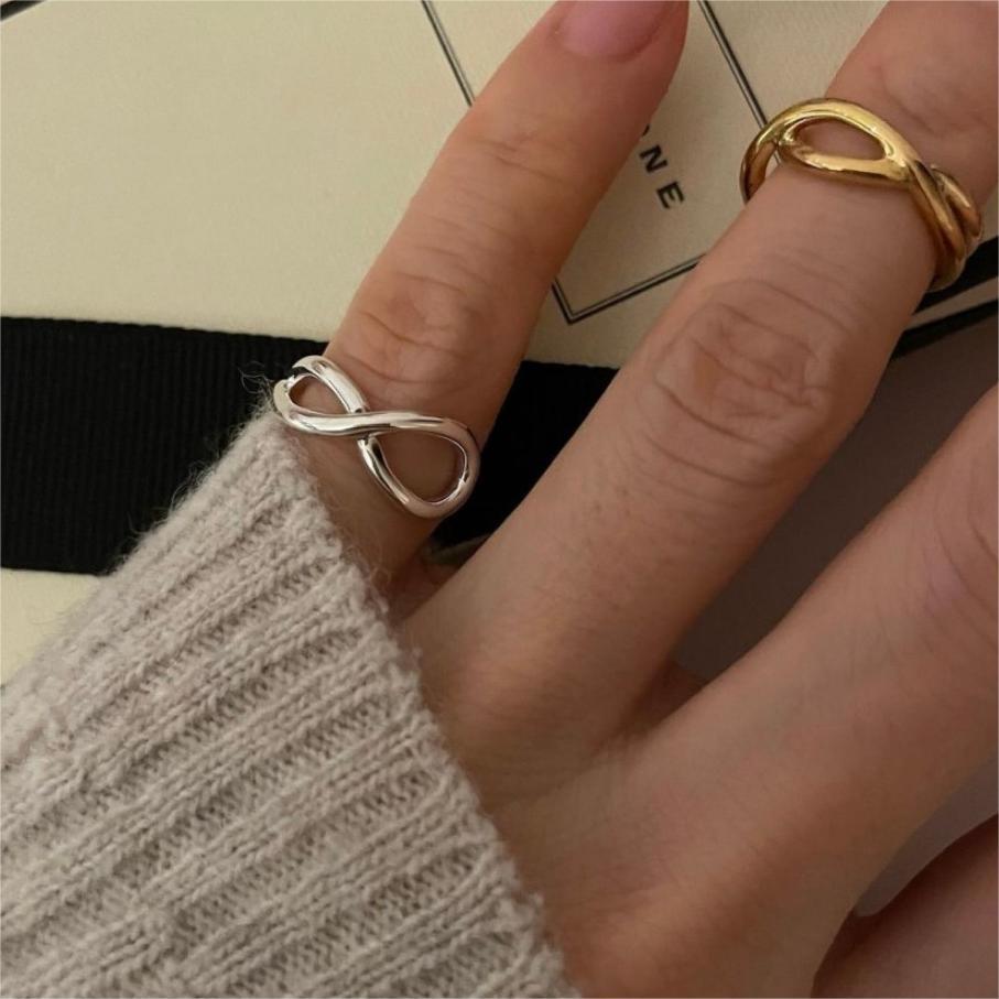 Anello Minimalista a Fascia Incrociata a Cuore in Argento Sterling 925 con Motivo a Strisce Geometriche da Donna