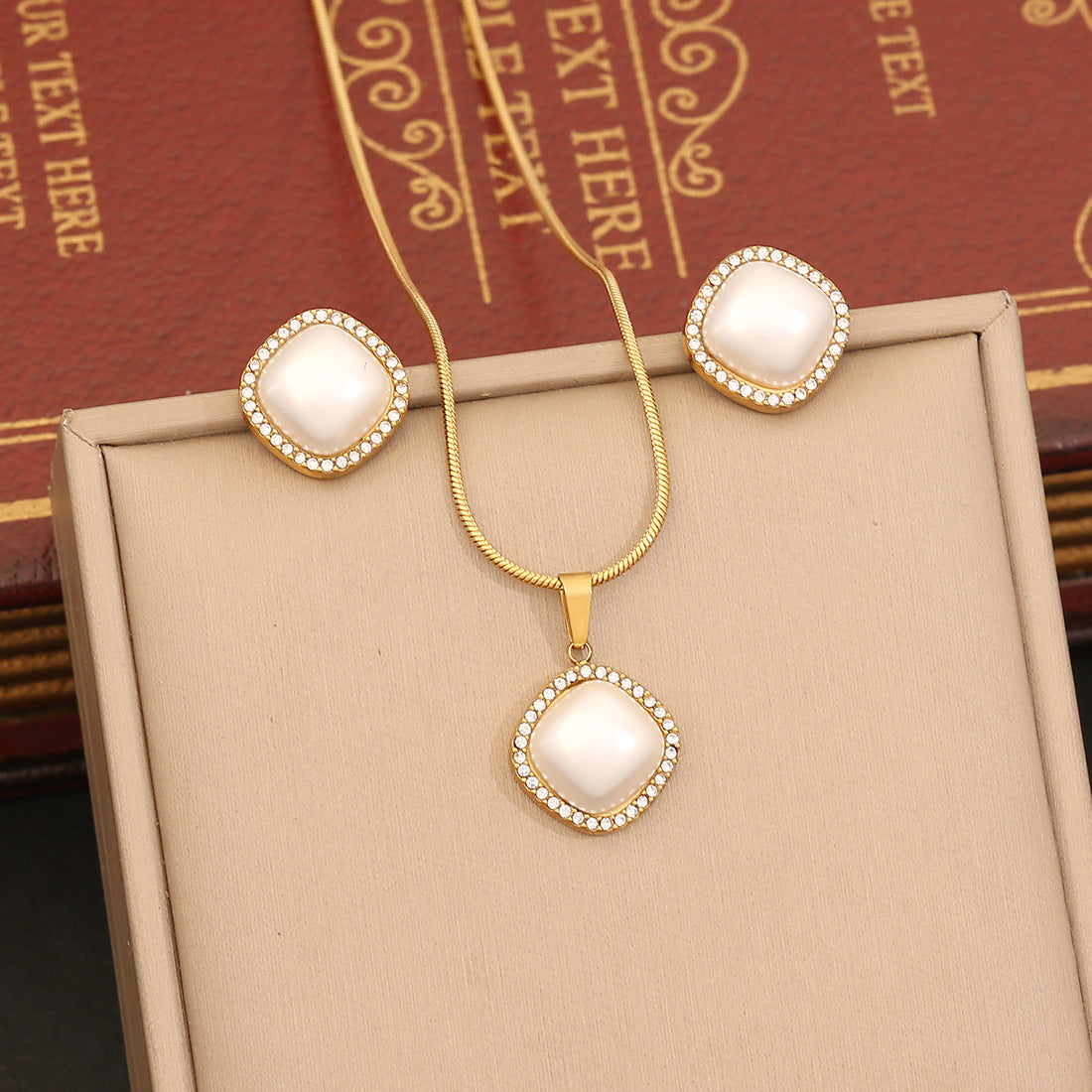 Fashionable Heart-Shaped Geometric Pendant Necklace Set with Rhinestone Inlay in Stainless Steel on Snake Chain for Women
