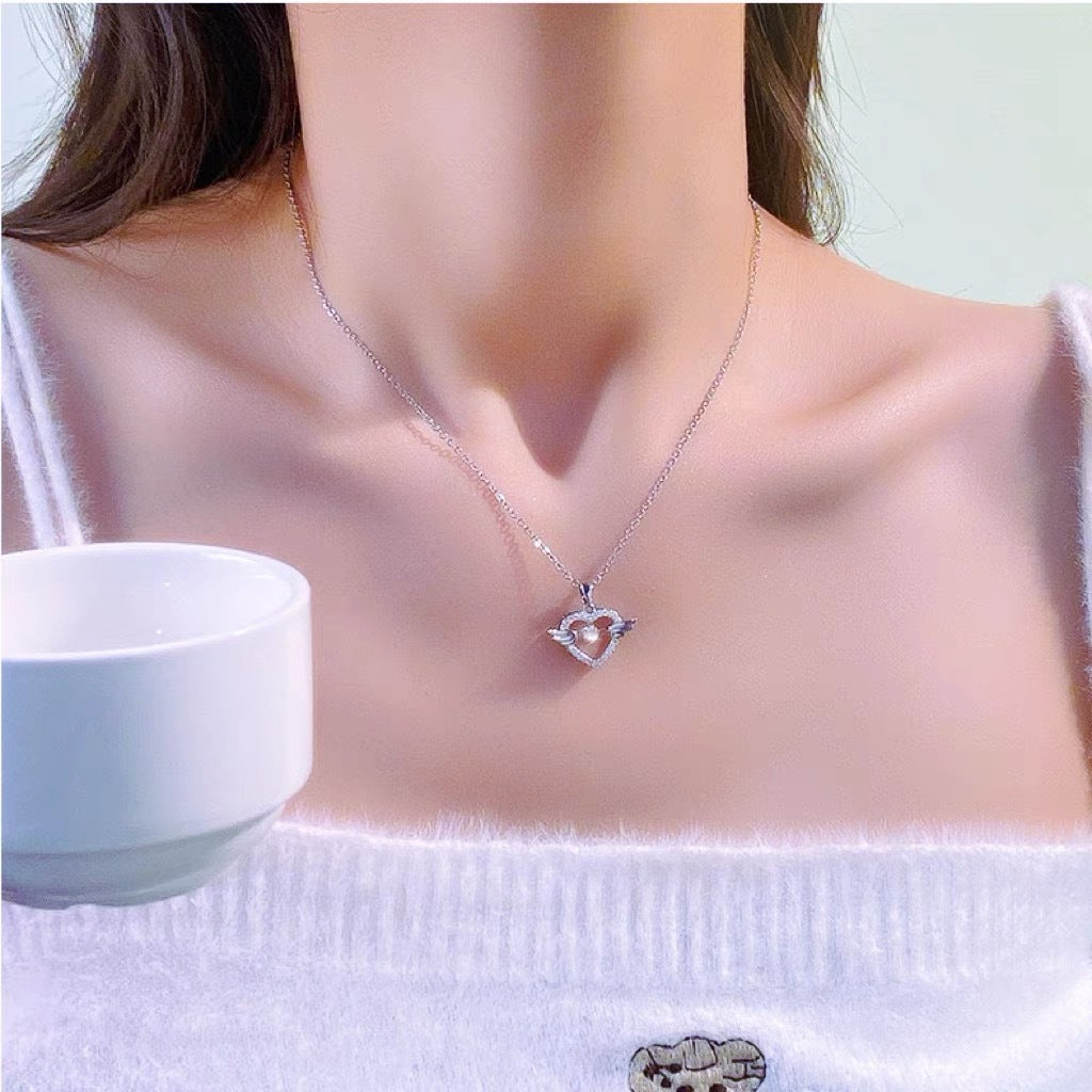 Affascinante Collana con Ciondolo a Cuore d'Angelo da Donna in Acciaio al Titanio con Intarsio di Strass su Catena a O Design Elegante Minimalista