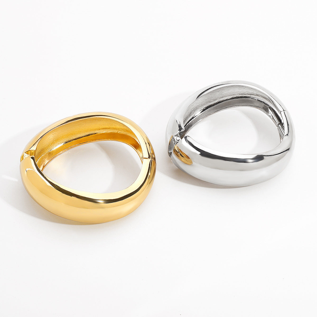 Bracciale audace irregolare geometrico da donna in lega con finitura placcata e design a molla