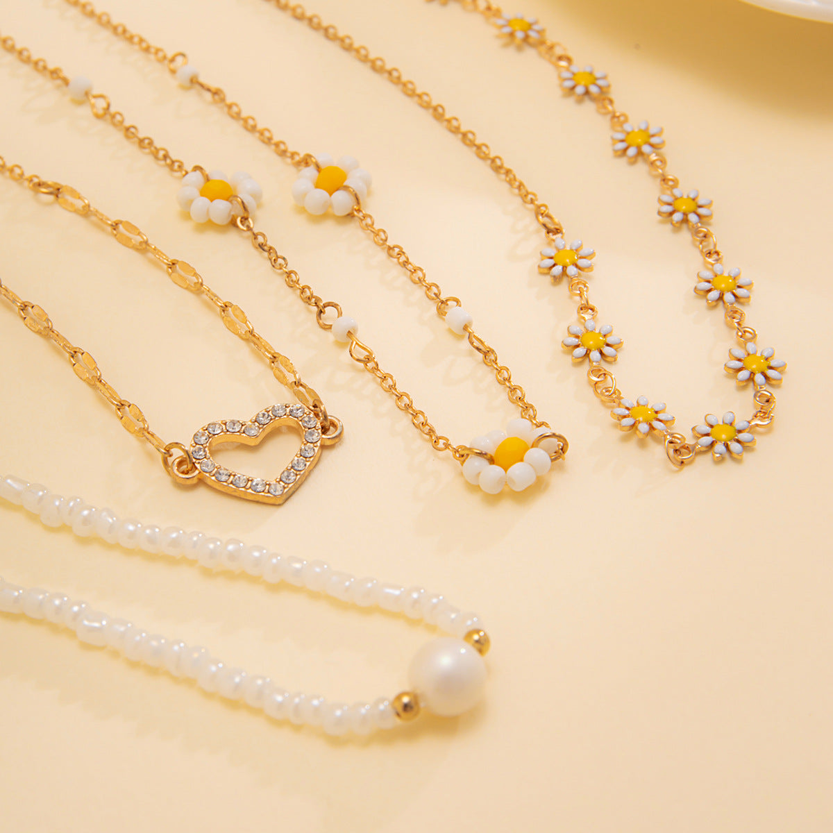 Elegante collana a pendente Daisy da donna con strass a forma di cuore, base in lega, finitura galvanizzata, stile fresco e dolce