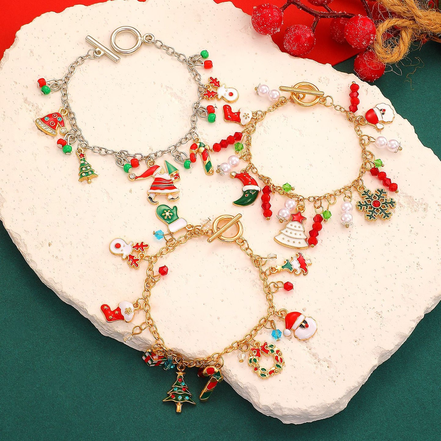 Braccialetto con ciondoli albero di Natale, Babbo Natale, renne e fiocchi di neve, stile neutro, per donna, con base in lega e finitura in smalto