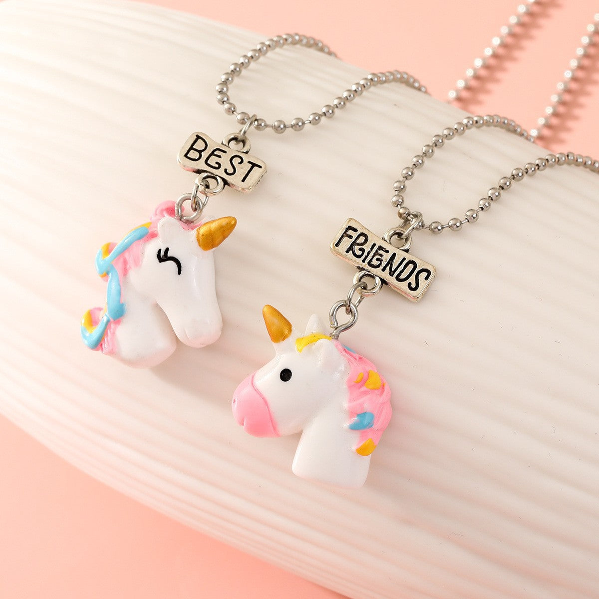 Set di collane con ciondolo unicorno a fumetti per bambini con ciondolo in resina su catena di perline