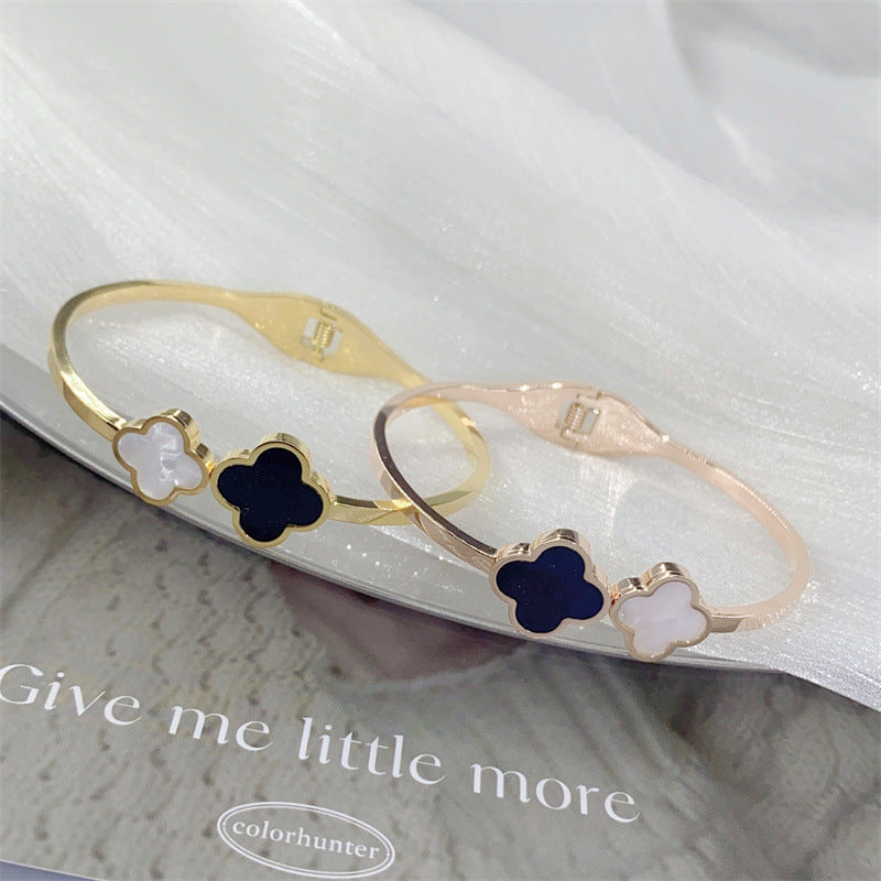 Bracciale da donna in acciaio al titanio placcato oro rosa minimalista con quadrifoglio, ideale come regalo per San Valentino e compleanni