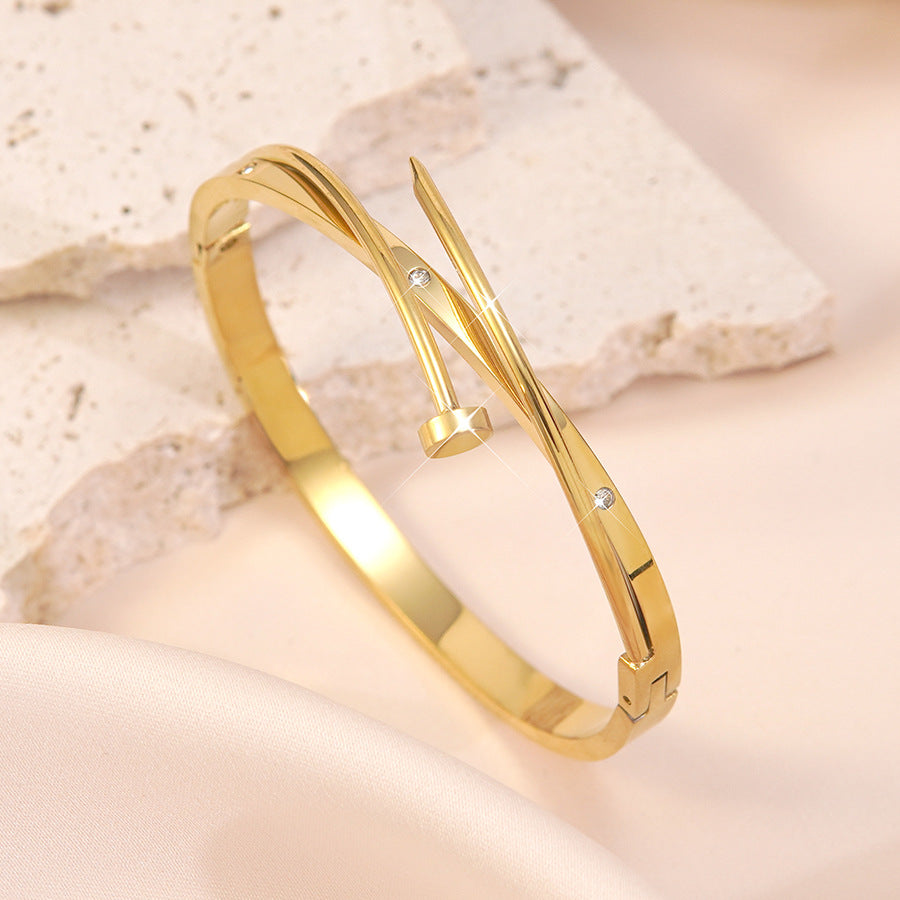 Bracciale geometrico elegante placcato oro 18 carati con chiodo, in acciaio inossidabile e titanio