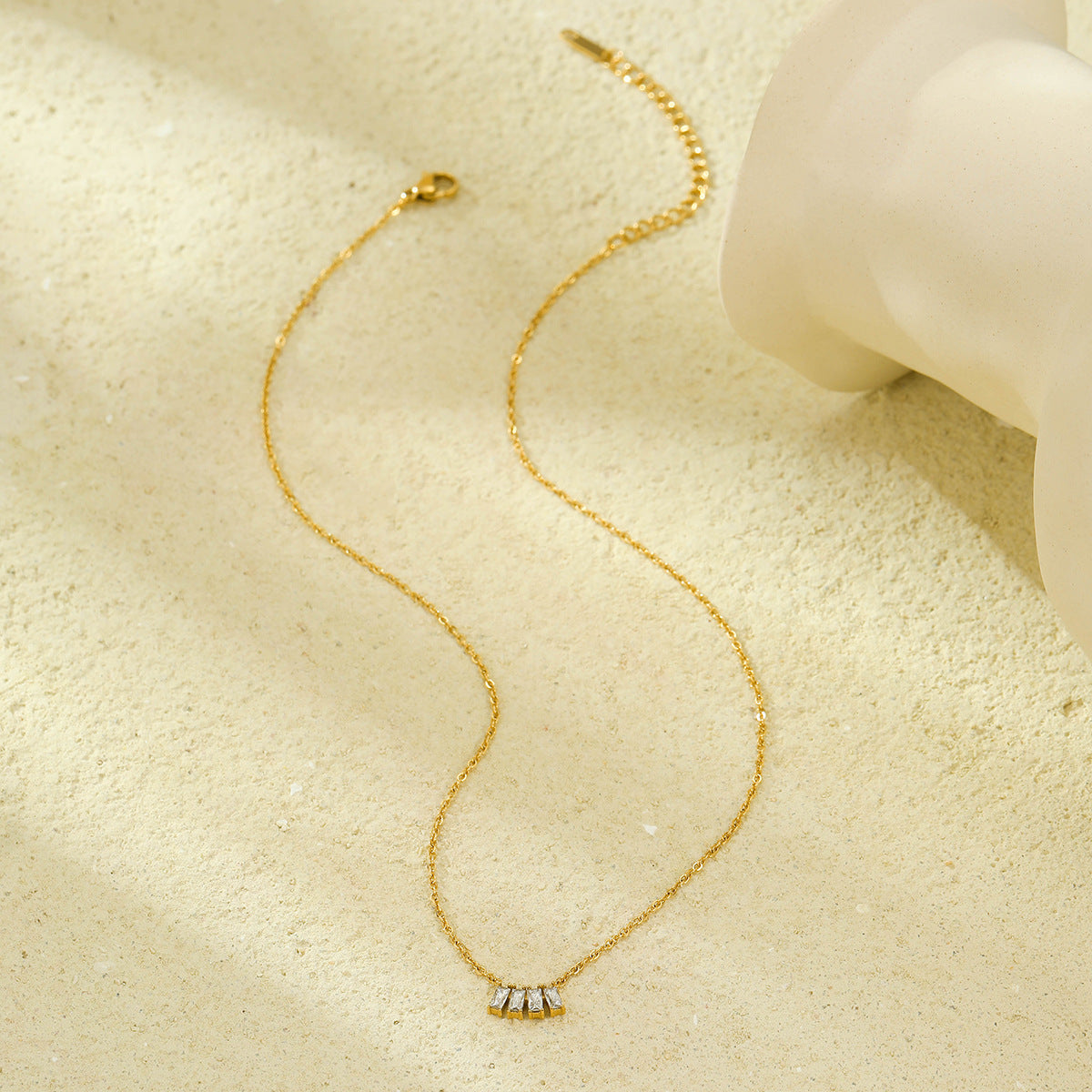Collana con Ciondolo Geometrico Minimalista in Acciaio Inossidabile con Intarsio in Zirconi per Donna, Catena Clavicola Lusso Placcata