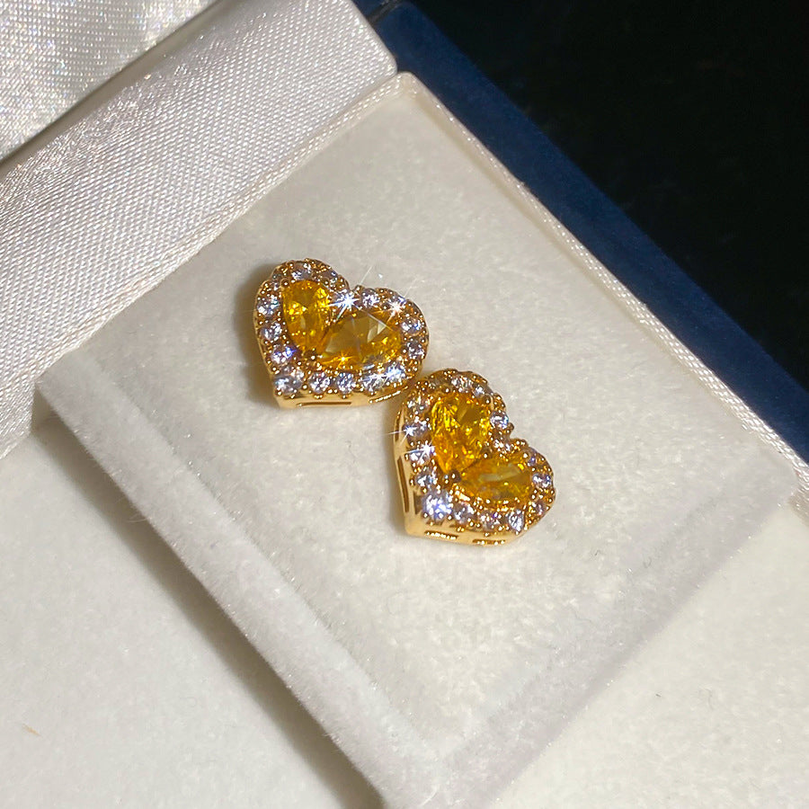 Orecchini a perno di lusso con zirconi a forma di cuore in rame placcato oro con perni in acciaio inossidabile per donne