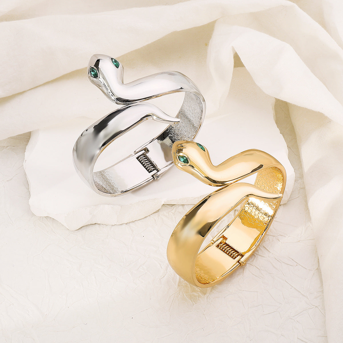 Bracciale in lega lucida a forma di serpente di tendenza per donna con finitura placcata e design aperto creativo