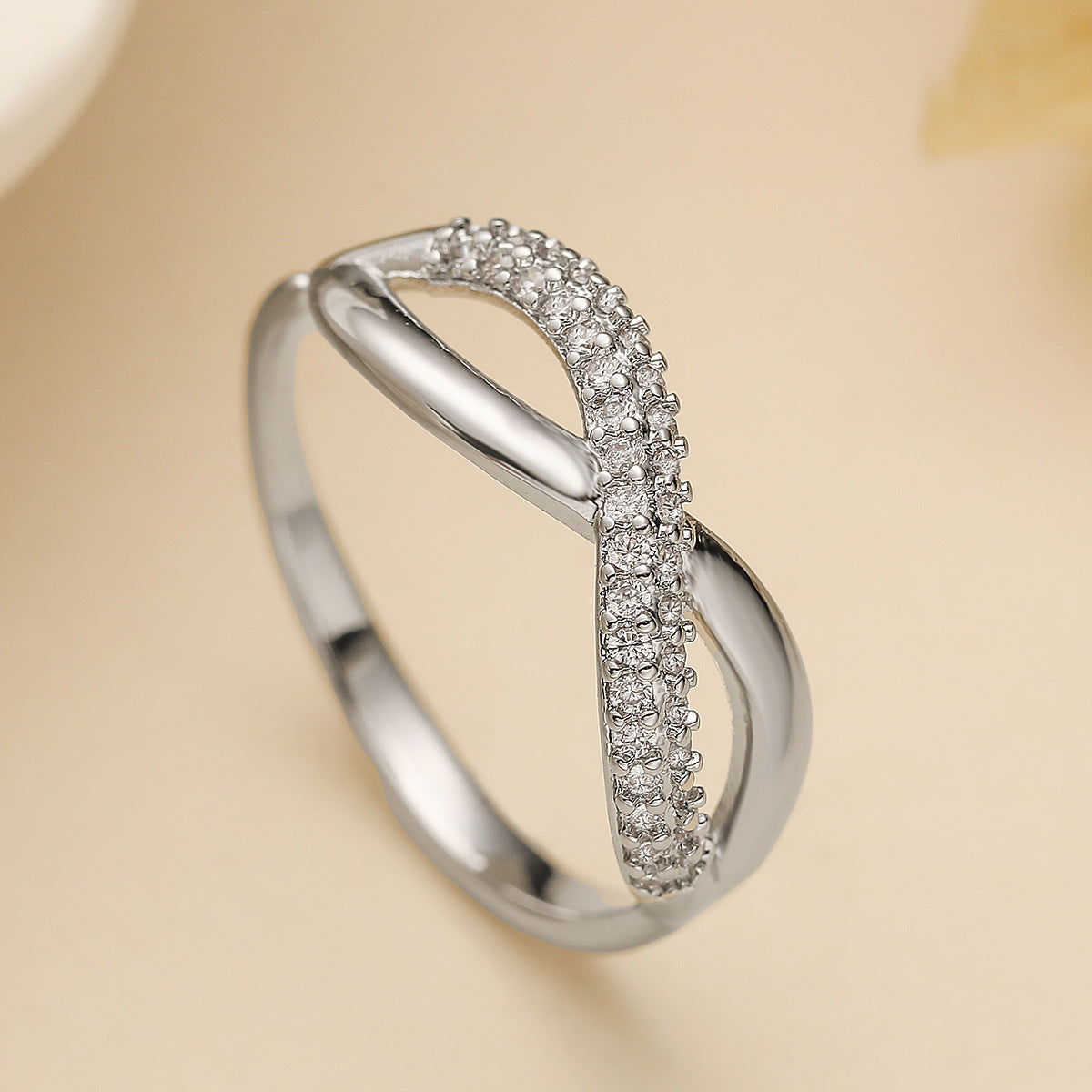 Anillo Abierto Geométrico Minimalista para Mujer en Latón con Baño de Oro y Circonita Microengastada