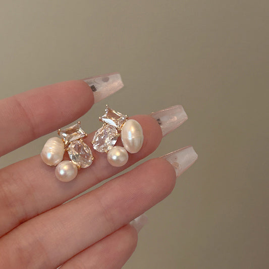 Orecchini di Lusso a Perno Geometrici con Perle d'Acqua Dolce e Intarsio di Zirconi, per Donne, Ispirazione Francese, Eleganza Minimalista e Raffinata