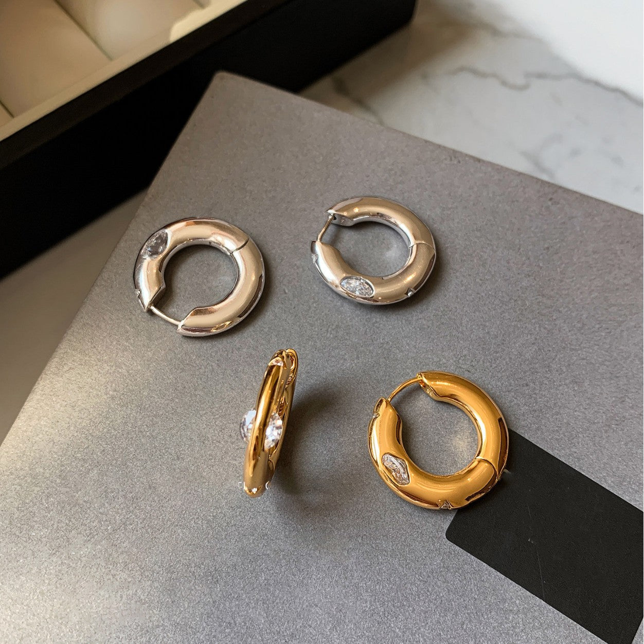 Orecchini a perno da donna in rame placcato oro con zirconi geometrici rotondi, stile lusso minimalista