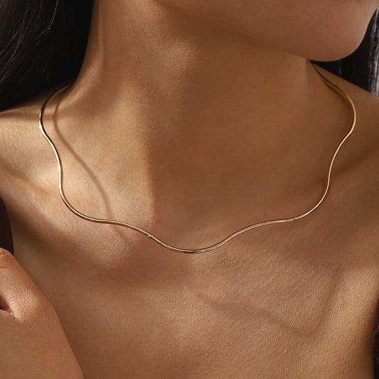 Collana girocollo minimalista a onda per donne e uomini, gioielli con colletto regolabile in lega con design a linea geometrica