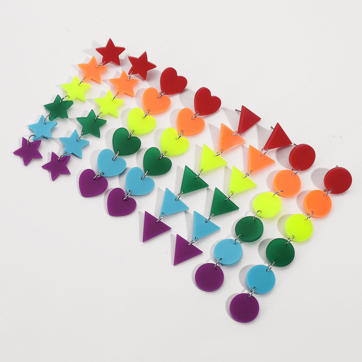 Aretes de mujer de acrílico con forma geométrica de estrella y corazón, diseño de arcoíris coloridos y acabado chapado