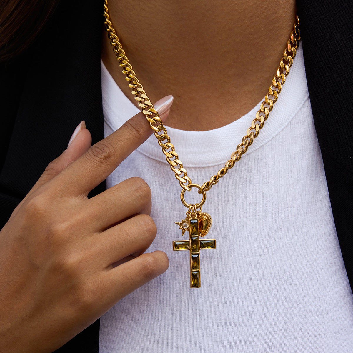 Collana con ciondolo a croce minimalista in acciaio al titanio con finitura galvanica per donna, delicata catena clavicola