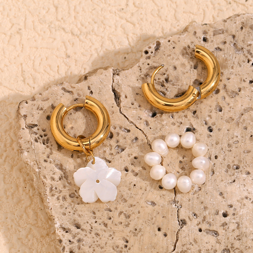 Orecchini asimmetrici vintage di tendenza con perle e fiori in acciaio inossidabile placcato oro 18 carati
