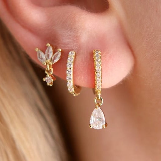 Orecchini pendenti geometrici minimalisti con base in rame placcato oro, intarsi in zirconi cubici e perni in argento 925 da donna