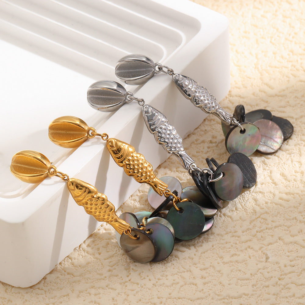 Orecchini Pendenti da Donna Minimalisti di Lusso in Acciaio Inox Placcato Oro 18K con Nappa a Concha Marina e Pesce