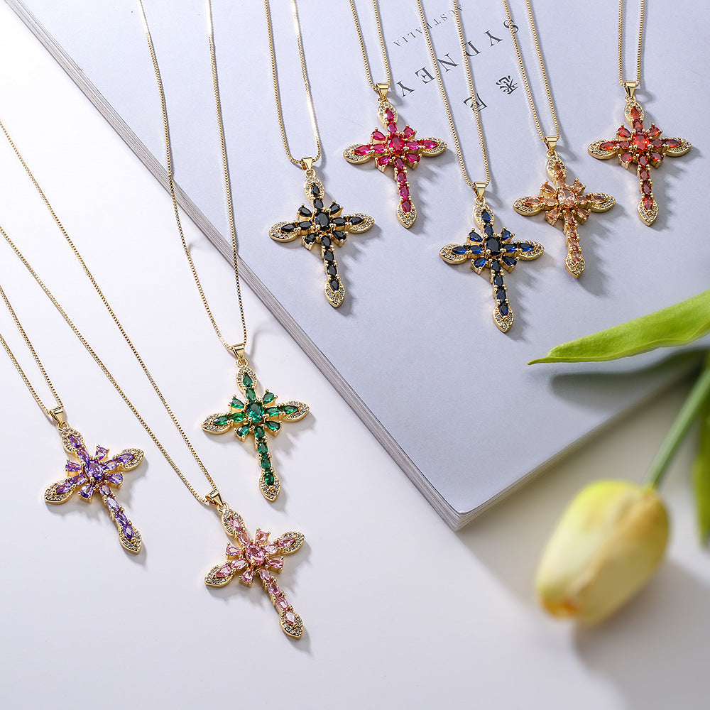 Collana Minimalista Geometrica Pendente da Donna Realizzata in Rame con Placcatura in Oro 18K e Intarsio di Zirconi