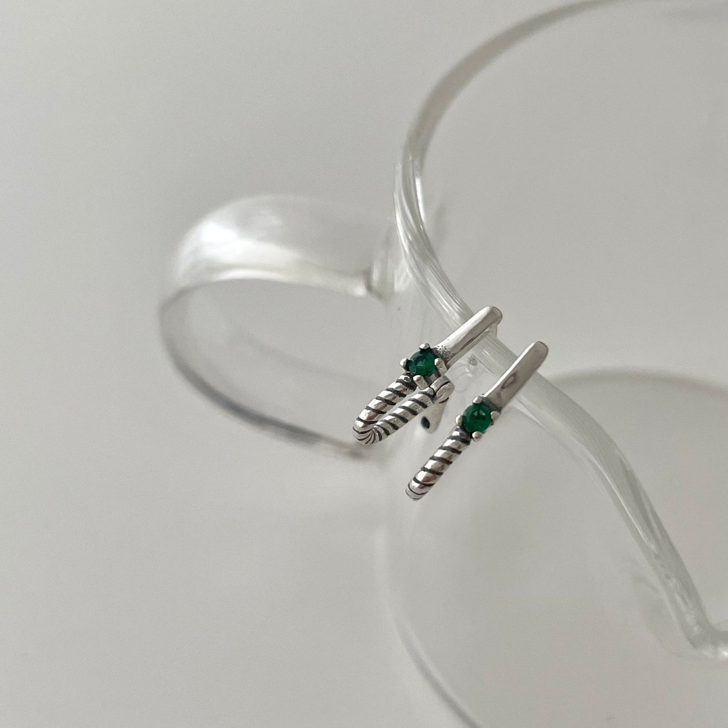 Minimalist Leaf-Shaped 925 Sterling Silver Earrings with Green Zircon Inlay