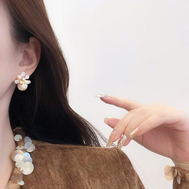 Aretes de perla con flor geométrica minimalista de lujo, poste de acero bañado en oro de 18 quilates y circonitas para mujer