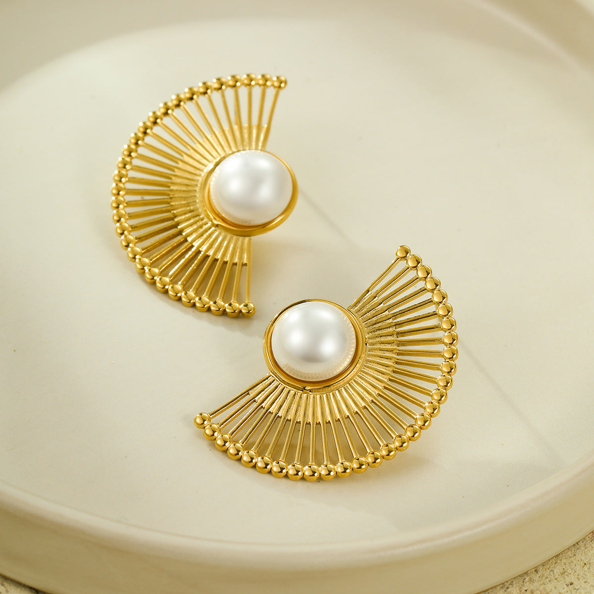 Orecchini a perno da donna vintage in acciaio inossidabile placcato oro 18K a forma di ventaglio a strisce con perla