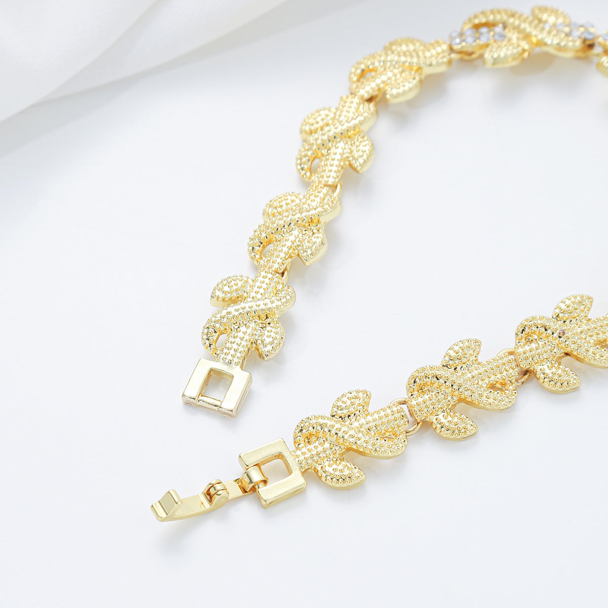 Minimalist Leaf and Diamond-Shaped Rhinestone-Encrusted Zinc Alloy Bracelet for Women and Men