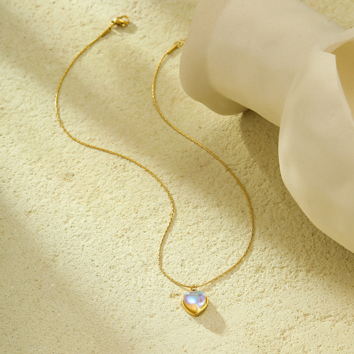 Minimalist Fashion-Forward Heart-Shaped Stainless Steel Necklace with 18K Gold Plating for Women