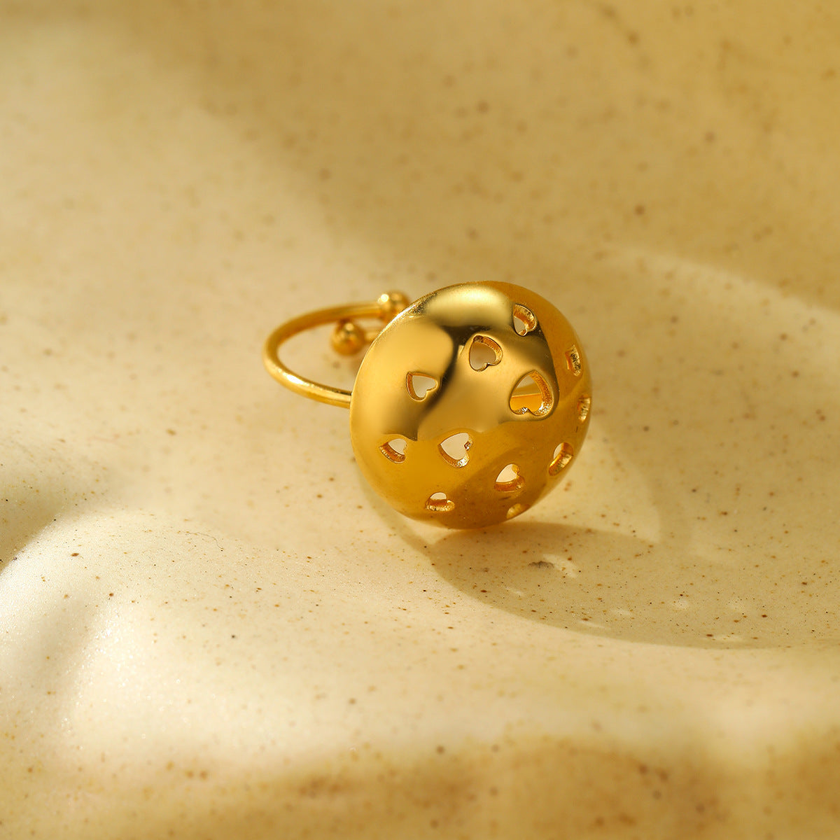 Anello alla moda da donna in acciaio al titanio, a forma di cuore scavato ovale, placcato in oro 18 carati