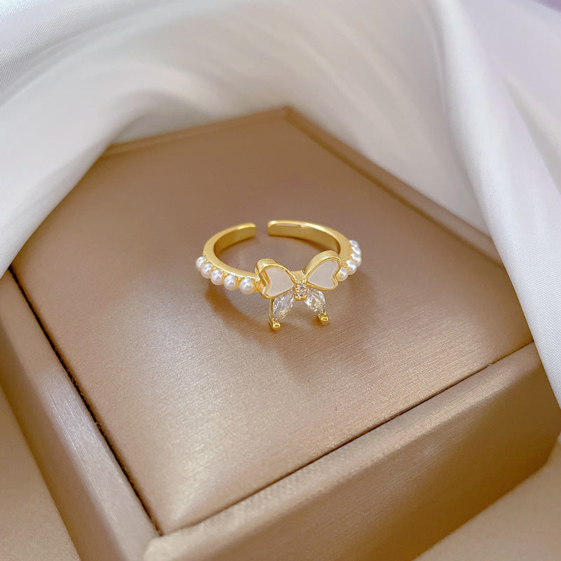 Anillo de circonita esmaltado con forma de mariposa estilo dibujo animado en latón con acabado chapado, ajustable para mujer