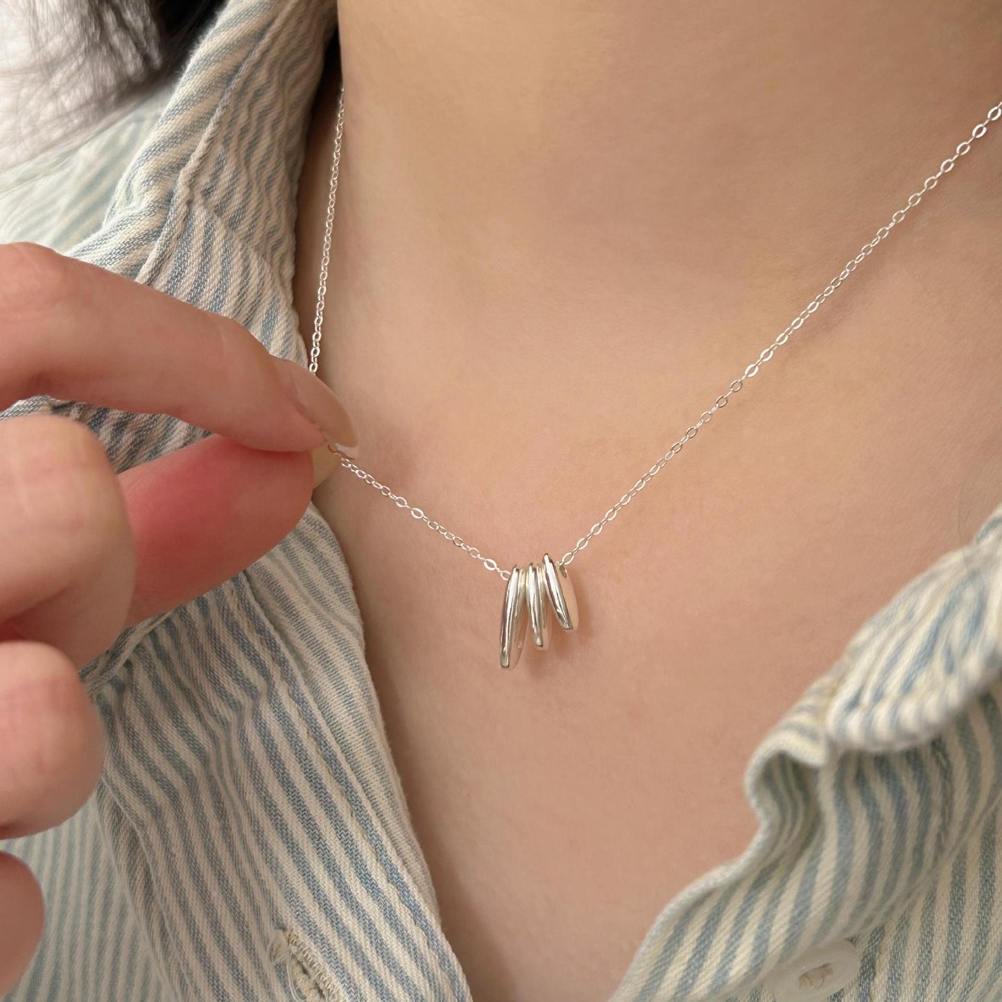 Minimalist Oval Pendant Necklace in 925 Sterling Silver with Electroplated Finish, Tulip-Inspired Geometric Design
