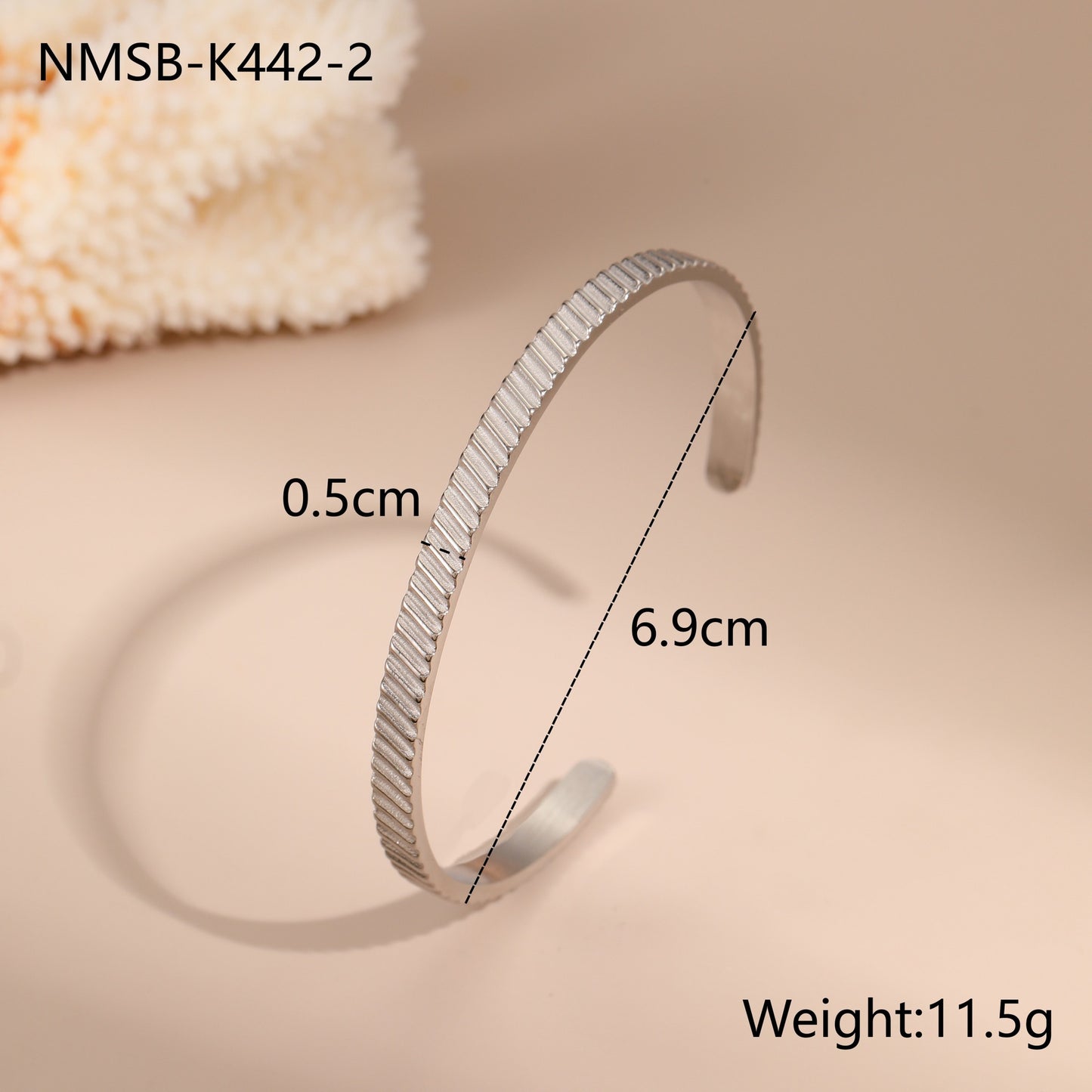 Bracciale da Donna di Tendenza in Acciaio Inox con Rilievo Geometrico Stella e Luna, Placcato Oro 18K, Gioiello Leggero di Lusso