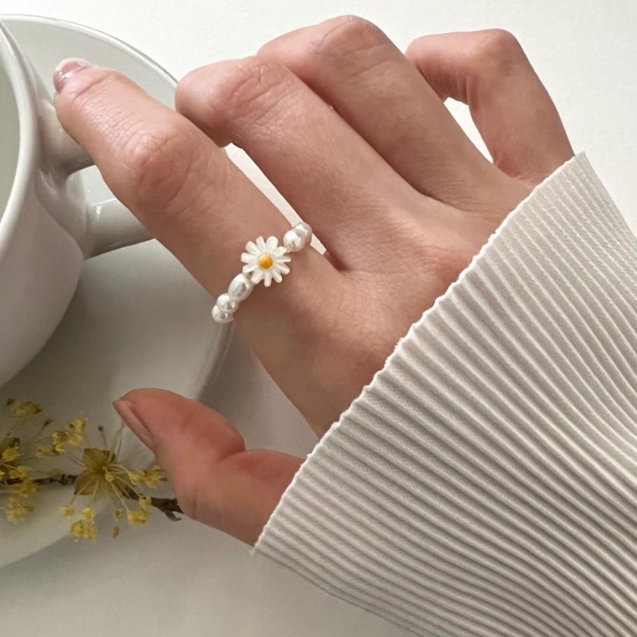 Anello con Perle a Forma di Margherita in Stile Fresco e Delicato con Accenti di Perle Naturali