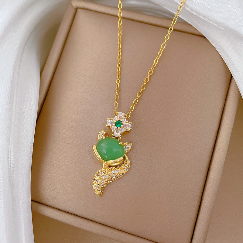 Collana Pendente Volpe Cartone Animato in Acciaio al Titanio con Intarsio di Zirconia Verde per Donna, Delicata Catena per Clavicole con Design Geometrico e Motivo Lunare Naturale