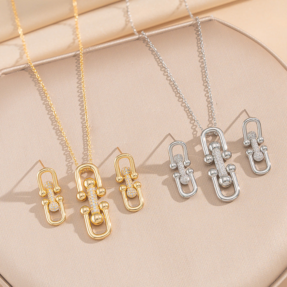 Juego de collar con colgante de nariz de cerdo minimalista de lujo con incrustaciones de circonita en acero de titanio y acabado chapado en oro de 18 quilates para mujer