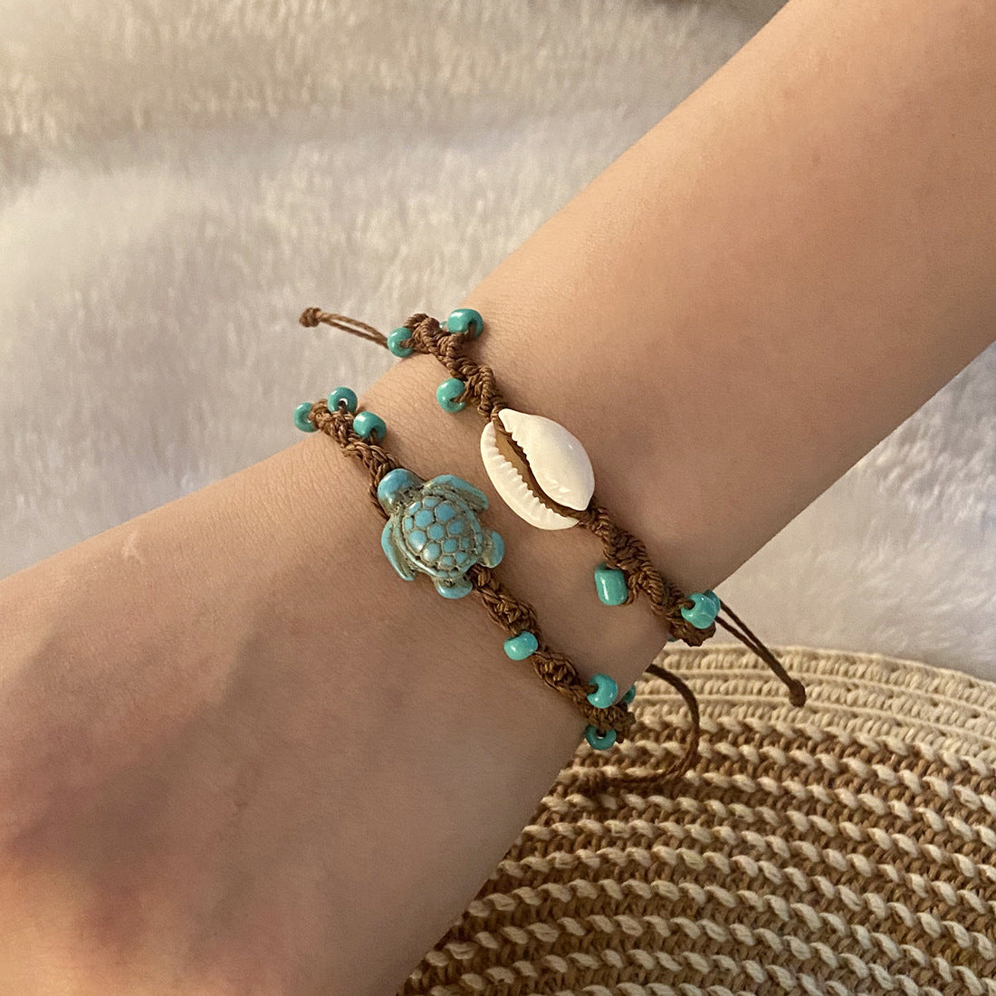 Bracciale da donna con conchiglia di tartaruga dal design originale, texture intrecciata di perline e accenti di conchiglie naturali