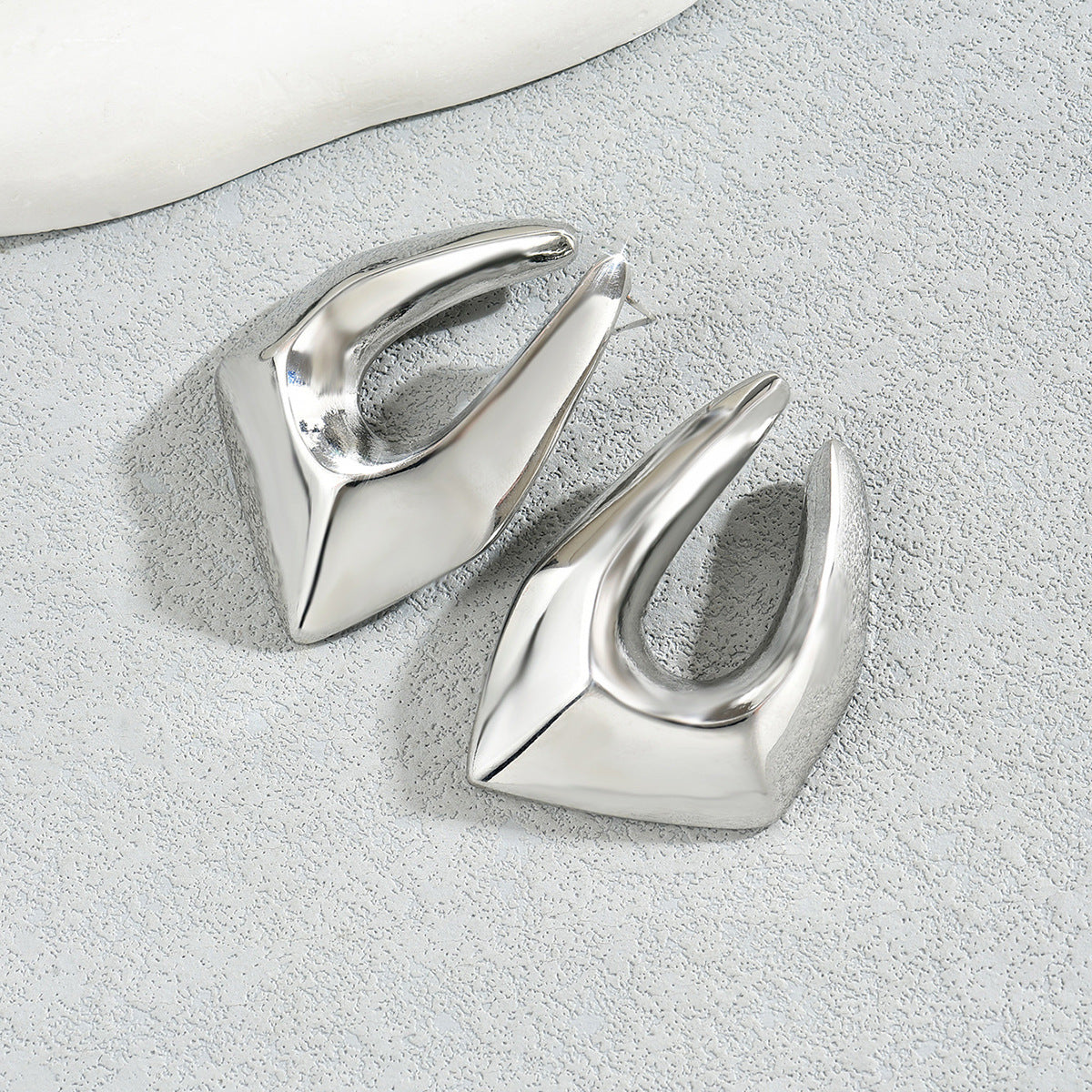 Pendientes de declaración geométricos para mujer en cobre con acabado galvanizado, diseño angular minimalista con elementos octogonales y lineales