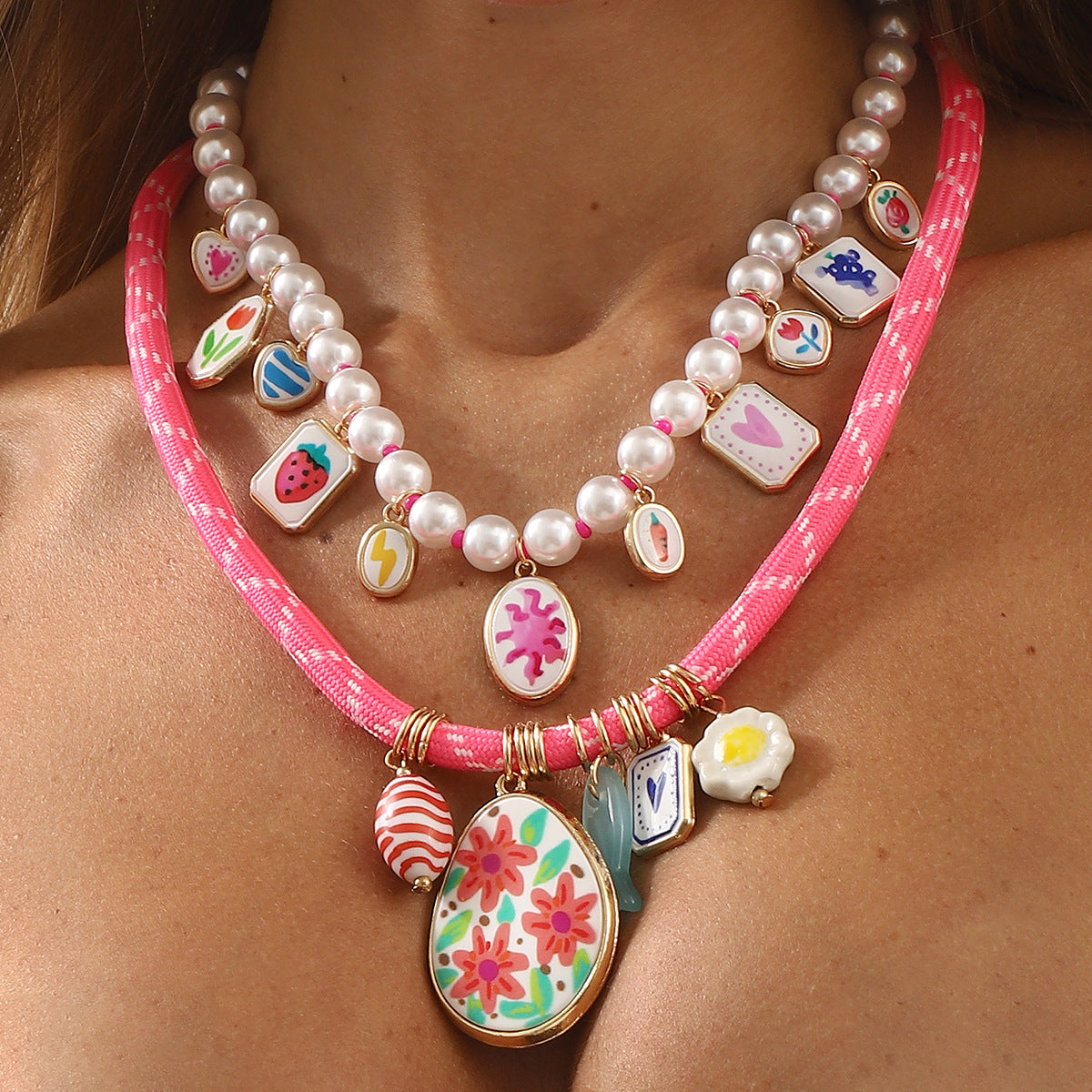 Collana pendente da donna in ceramica con motivo geometrico floreale in stile vacanziero, con catena in lega di zinco e finitura galvanizzata