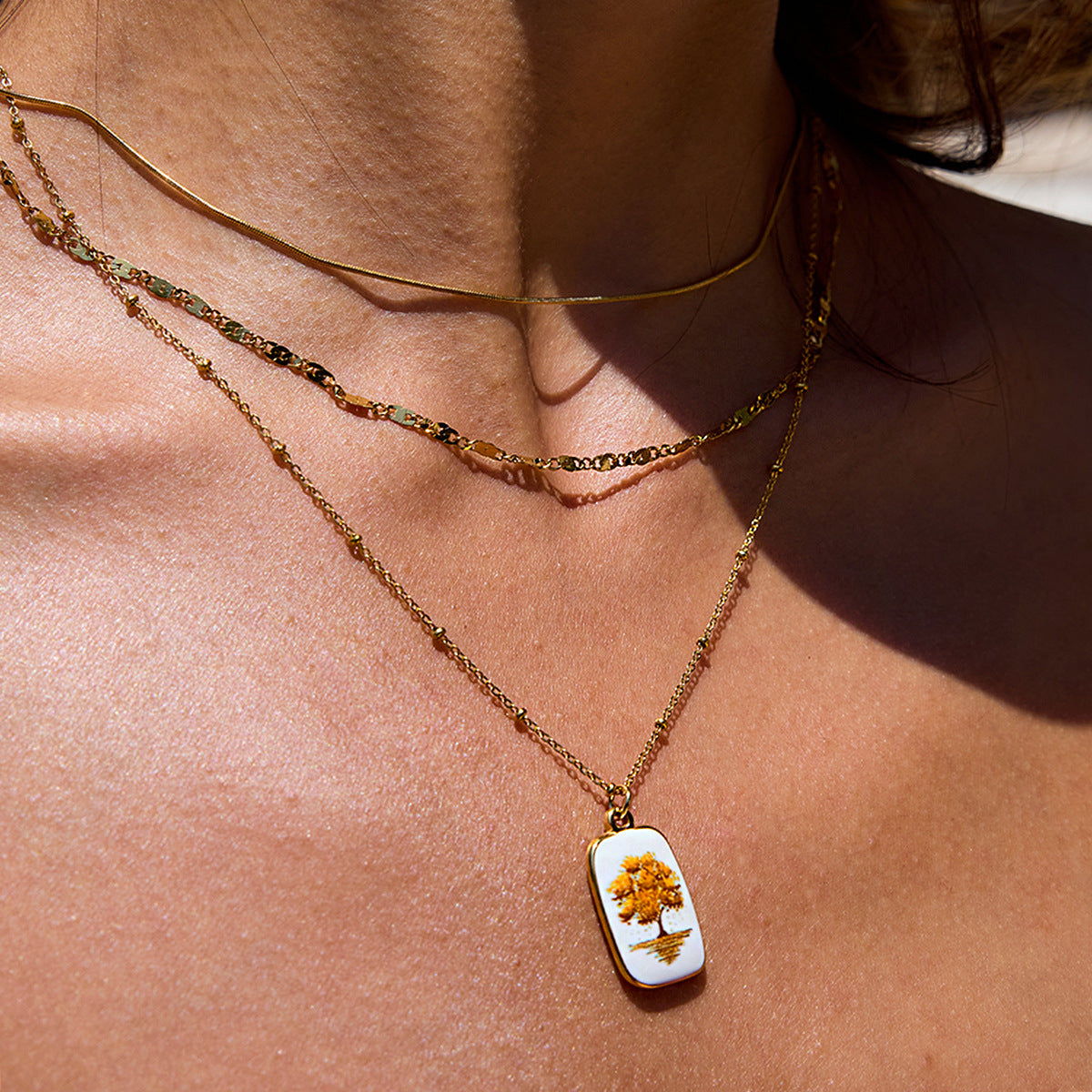 Collar de capas minimalista geométrico chapado en titanio y acero para mujer con acento de hoja de arce, cadena de clavícula de acero inoxidable