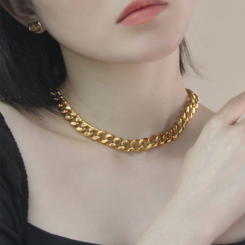 Collana con pendente geometrico in acciaio al titanio con finitura placcata per donna, stile streetwear alla moda e massiccio